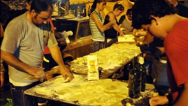 Empanadas y pan dulce, la cena de A&ntilde;o Nuevo en los centros de evacuados