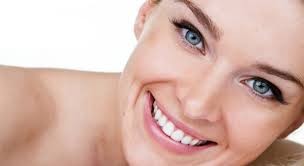 C&oacute;mo blanquear los dientes usando solo c&aacute;scara de banana