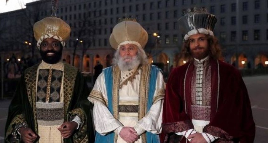 Los incre&iacute;bles Reyes Magos que develeron el secreto m&aacute;s lindo delante de todos los ni&ntilde;os