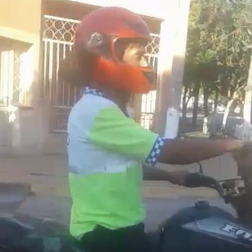 Remiseros descubren a un polic&iacute;a de Transito Borracho (V&Iacute;DEOS)