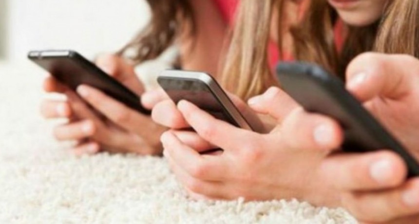 Adictos al celular: la mitad de los adolescentes argentinos pasan 12 horas al d&iacute;a con el tel&eacute;fono en la mano