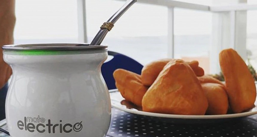 Un argentino cre&oacute; un mate electr&oacute;nico para que la yerba no se lave ni se enfr&iacute;e