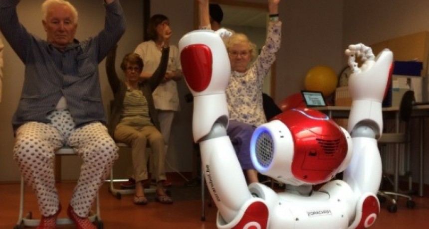 Zora, el robot que cuida y acompa&ntilde;a a los ancianos, es furor en el mundo