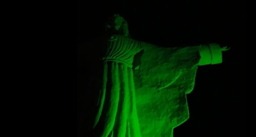 Grupo a favor del ABORTO Iluminaron de verde el Cristo Redentor en el Rodeo 
