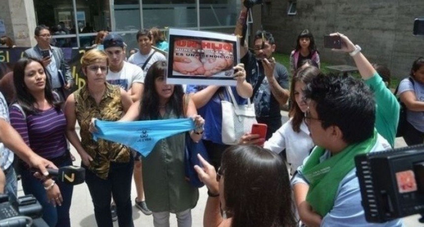 Grupo &ldquo;pro vida&rdquo; quiere darle &ldquo;santa sepultura&rdquo; a la beba que muri&oacute; tras la ces&aacute;rea