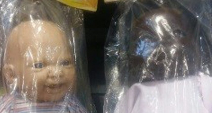 Una oferta muy pol&eacute;mica: venden un beb&eacute; de color negro m&aacute;s barato que uno igual de color blanco