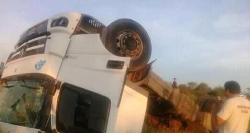 Volc&oacute; un cami&oacute;n en la Ruta Nacional N&deg;157