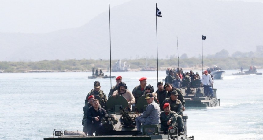 &iquest;Maduro o Rambo? Entrena con las tropas y patrulla las costas en anfibios