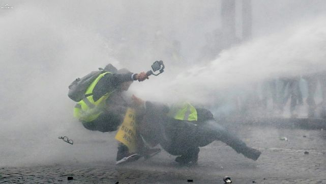 Chalecos amarillos provocan m&aacute;s disturbios en Par&iacute;s