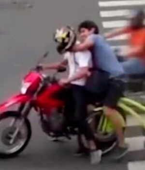 Ciclista persigui&oacute; y captur&oacute; a motochorro que le rob&oacute; en Recoleta 