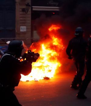 Desmanes y violencia en nueva protesta de "chalecos amarillos" en Par&iacute;s 