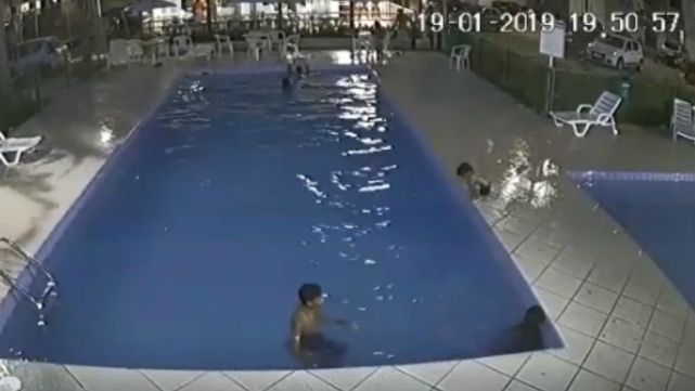 Portero h&eacute;roe le salv&oacute; la vida a nene que se ahogaba en la colonia?&nbsp;