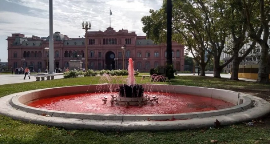 Tiñeron de rojo el agua de las fuentes de Plaza de Mayo