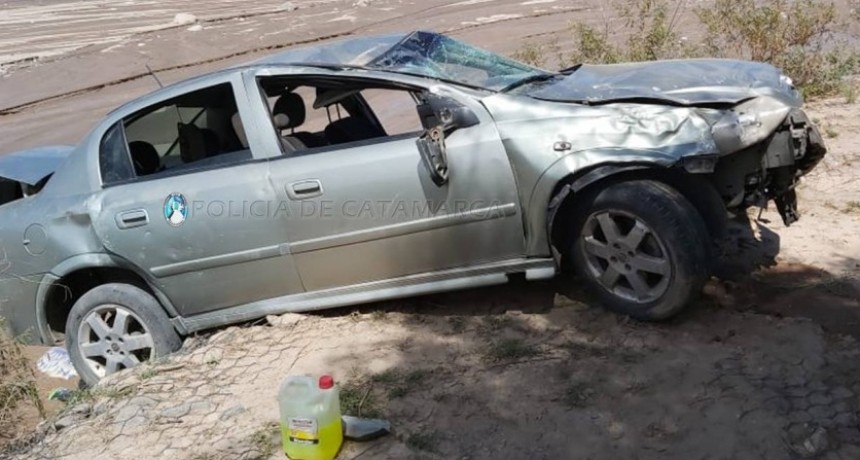 Un auto con cuatro jóvenes volcó en Belén