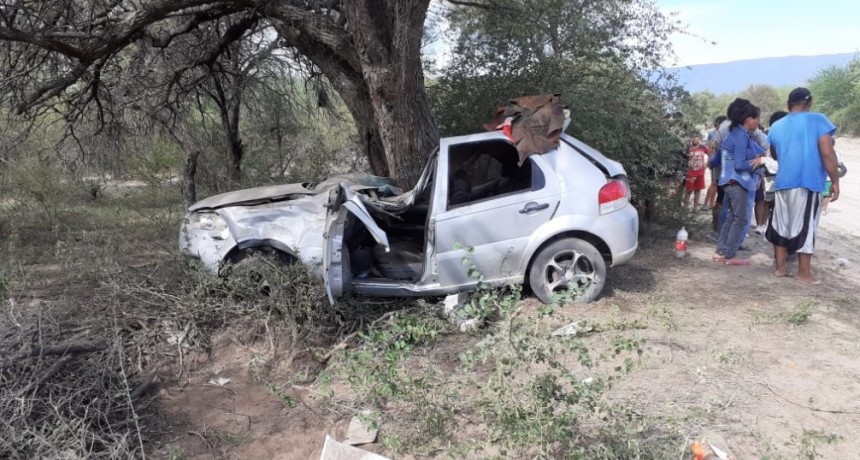 Una familia terminó en el hospital tras volcar con el auto e impactar contra un árbol