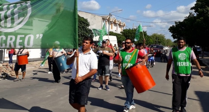 Cesanteados en Recreo se manifestaron dentro de la Municipio