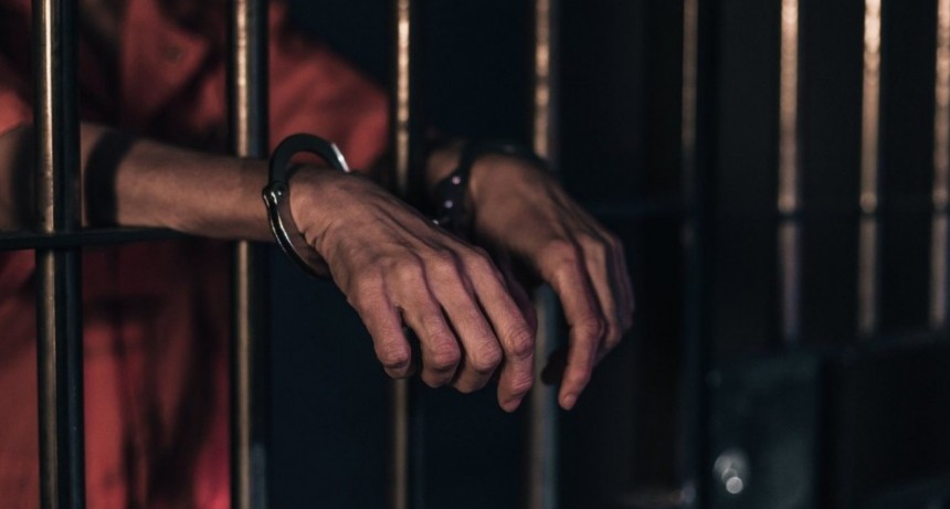 Para los que no cumplan con las restricciones nocturnas:  prisión de seis meses a dos años