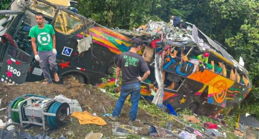 Tragedia en Brasil: al menos 21 muertos y 36 heridos al desbarrancar un micro que iba a Camboriú