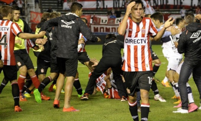 Las vergonzosas im&aacute;genes de los incidentes en Estudiantes-Gimnasia