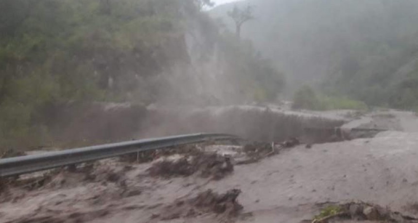 La C&eacute;bila: el r&iacute;o se llev&oacute; parte de la ruta