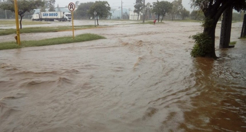 Evacuaciones y calles inundadas en distintas zonas de la ciudad y Valle Viejo