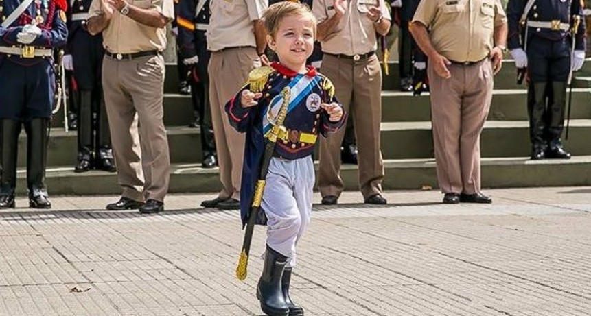 Tiene tres a&ntilde;os, es fan&aacute;tico de San Mart&iacute;n y desfil&oacute; con los granaderos