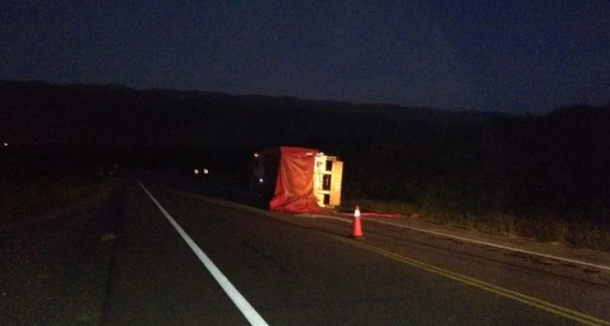 Volc&oacute; el acoplado de un cami&oacute;n que transportaba latas de cerveza