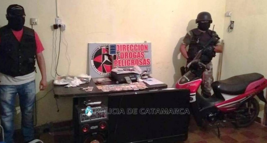 Desbaratan un quiosco de venta de droga al &ldquo;menudeo&rdquo; y por &ldquo;delivery&rdquo;, hay dos detenidos
