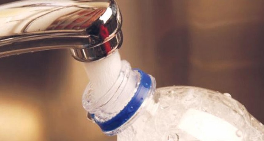 Alertan sobre los riesgos de recargar botellas descartables