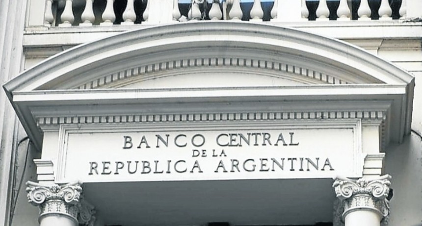 Qu&eacute; bancos te cobran m&aacute;s y menos por usar cajeros, tener cuentas, tarjetas y paquetes especiales