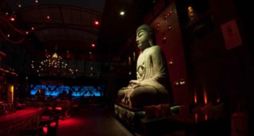 &iexcl;Ins&oacute;lito! Un borracho discuti&oacute; con una estatua de Buda y termin&oacute; bes&aacute;ndola