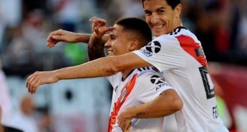 River apabull&oacute; a Racing y le gan&oacute; 2-0 con un golazo de Quintero y un gol en contra de Donatti