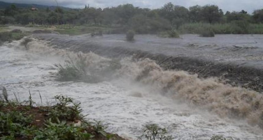 Alertan por una inminente crecida del R&iacute;o del Valle en Fray M. Esqui&uacute;