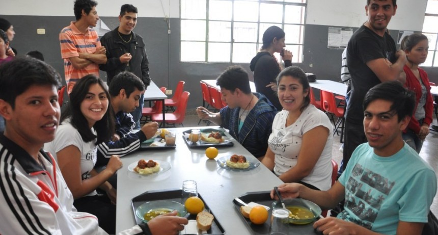 El comedor universitario reabre sus puertas con un menú a 25 pesos