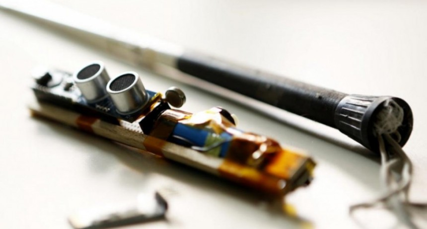 Investigadores y alumnos platenses desarrollan bastón y anteojos inteligentes para personas ciegas