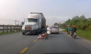 Asombrosa reacción de una mamá para evitar que camión aplastara a su hijo