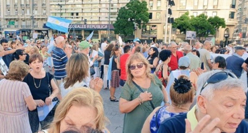 Protesta en Plaza de Mayo contra el aumento jubilatorio