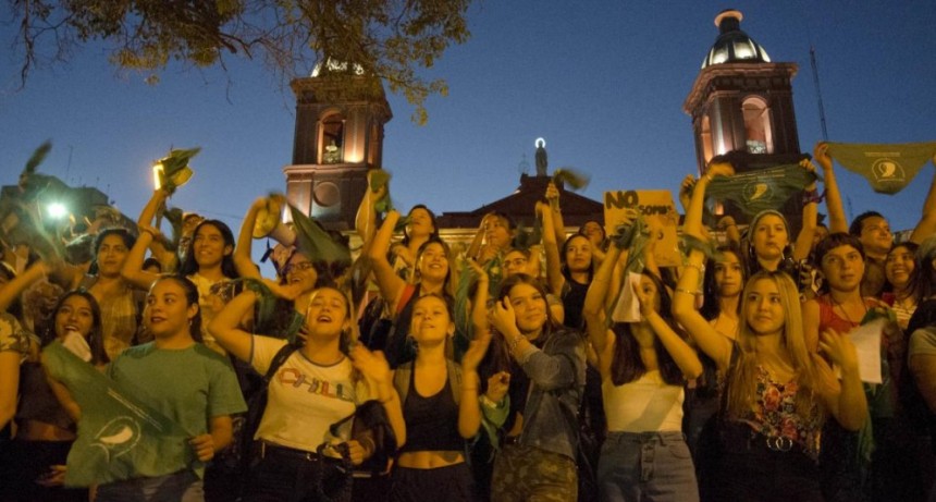 Pañuelazo Verde: Mujeres en la plaza 25 de Mayo