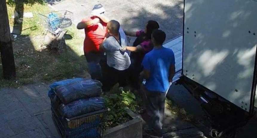 Qué haces, coronavirus, le dijo al dueño de un súper chino y terminaron a las trompadas