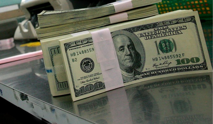 El d&oacute;lar termin&oacute; en baja en jornada de fuerte volatilidad
