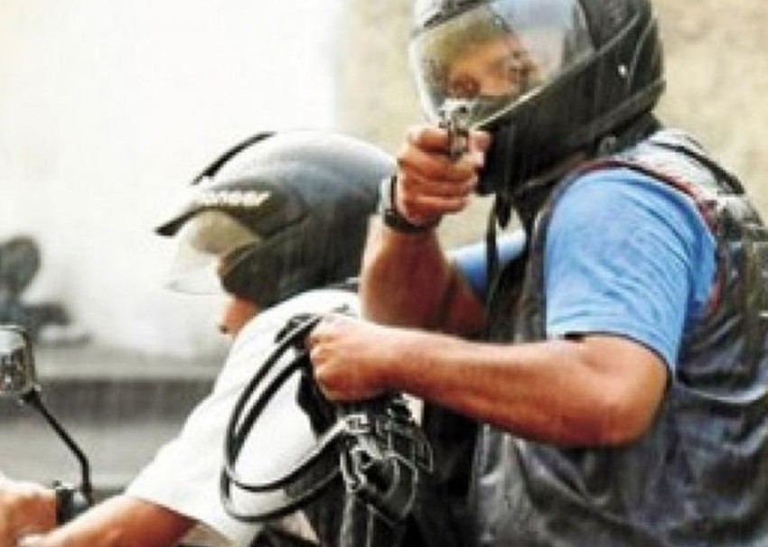 Motochorros le colocaron un arma de fuego en la sien a una peatón y le robaron la cartera