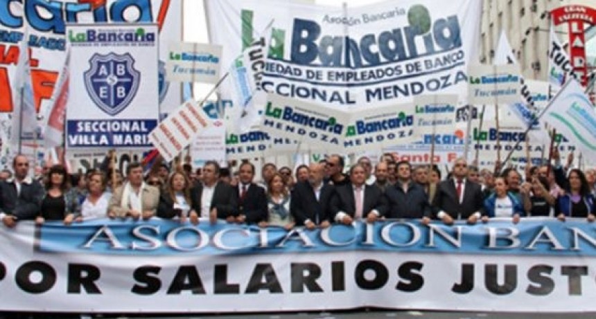 Mecánicos y bancarios, los únicos gremios que no pierden contra la inflación