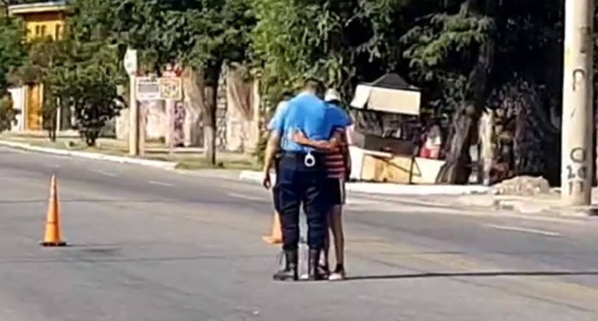  El policía que llora a su amiguito de 10 años, atropellado cuando iba en bicicleta