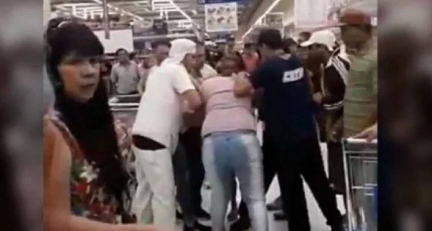 INCREIBLE: A las Trompadas  por la última bandeja de milanesas en un súper