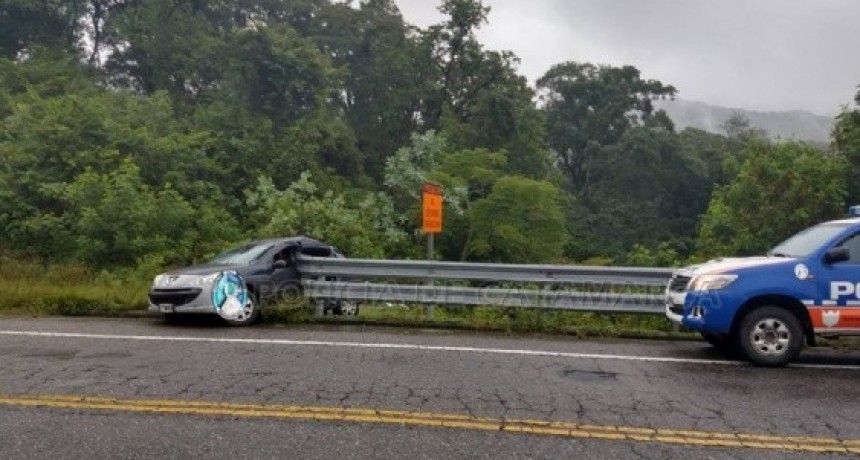 Auto chocó contra el guardarrail en la cuesta El Totoral