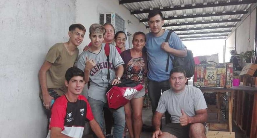 Peluqueros solidarios: Cortaron el pelo gratis a niños de Valle Chico