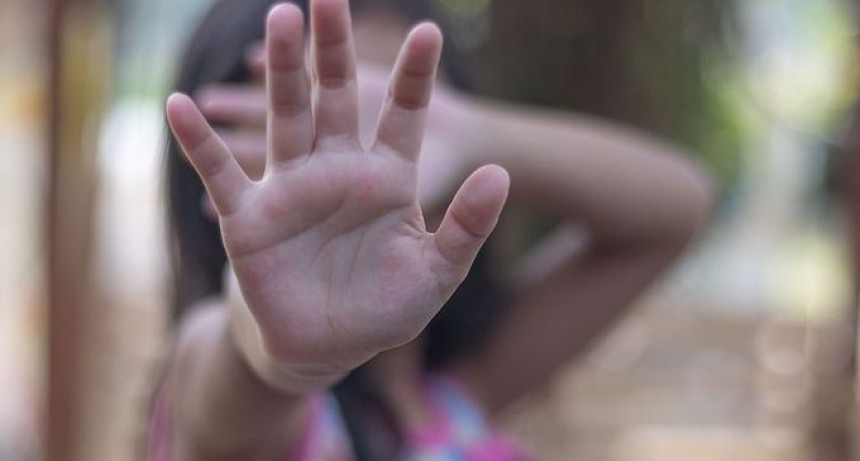 Abuso de su hijastra y la defensora alegó que la niña tenía “experiencia de la vida sexual”