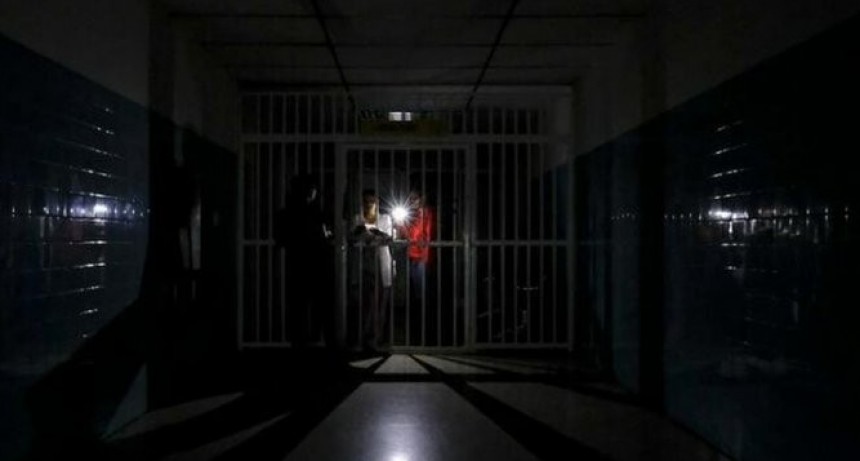 Más de 10 mil pacientes renales peligran tras tercer día de apagón en Venezuela