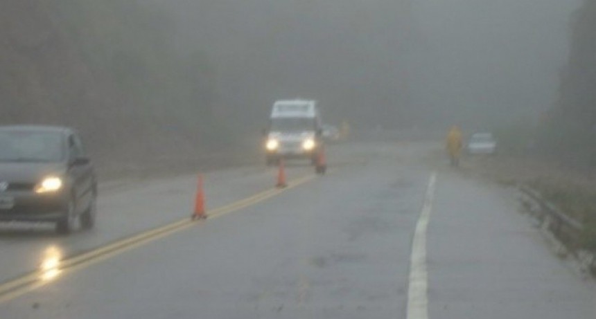 Previenen por lluvia y niebla en la Cuesta del Totoral