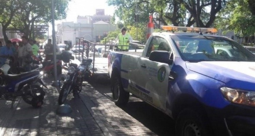 Las motos continúan obstaculizando las veredas en el centro y habrá multas